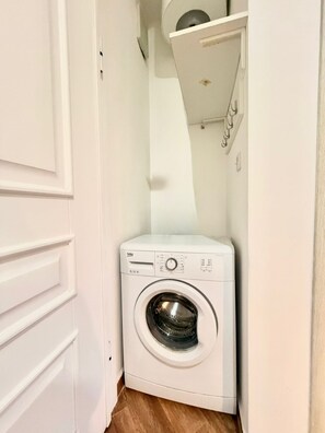 Appartement Supérieur, balcon, vue ville | Salle de bain | Sèche-cheveux, serviettes fournies, savon, shampoing