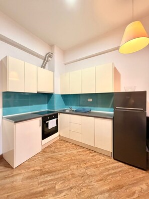 Appartamento Deluxe, balcone, vista città | Area soggiorno | TV LCD 42 pollici con canali via cavo