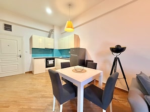 Appartamento Deluxe, balcone, vista città | Cucina privata | Forno, piano cottura, pentole/stoviglie/utensili