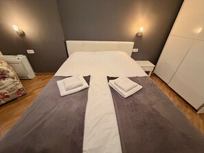 Bureau, espace de travail pour ordinateur portable, Wi-Fi gratuit