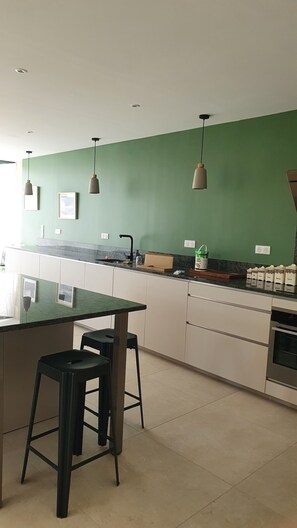 Private kitchen - A beautifully restored Perigordian barn with a large swimming pool (Saint-Paul-Lizonne)