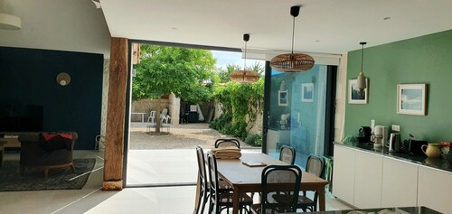 Une grange périgourdine magnifiquement restaurée avec une grande piscine