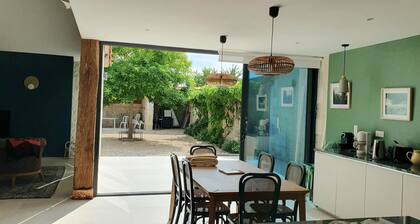 Une grange périgourdine magnifiquement restaurée avec une grande piscine