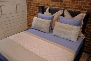 Iron/ironing board, WiFi, bed sheets, wheelchair access