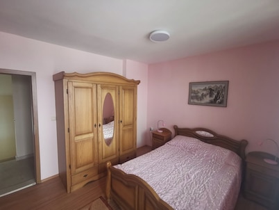 Affordable Rooms  5 min drive from beach with  BBQ