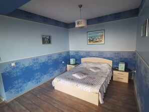 4 bedrooms, iron/ironing board, free WiFi, bed sheets