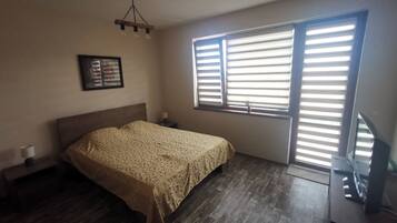 4 bedrooms, iron/ironing board, free WiFi, bed sheets