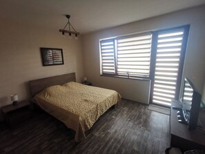 4 bedrooms, iron/ironing board, free WiFi, bed sheets