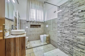 Haartrockner, Bidet, Handtücher, Toilettenpapier