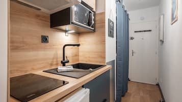 Een koelkast, een microgolfoven, een kookplaat