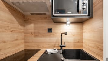 Kühlschrank, Mikrowelle, Herdplatte, Wasserkocher mit Kaffee-/Teezubehör