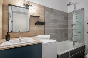 Shower, hair dryer, towels - Cozy Retreat Apartment in the Heart of Villard-de-Lans (Villard-de-Lans)