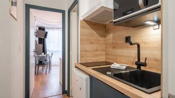 Réfrigérateur, micro-ondes, plaque de cuisson, cafetiÚre/bouilloire