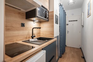 Réfrigérateur, micro-ondes, plaque de cuisson, cafetière/bouilloire