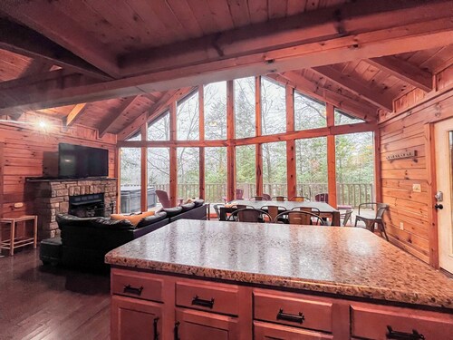 Hidden Jewel | RRG | Cliffview | Hot Tub