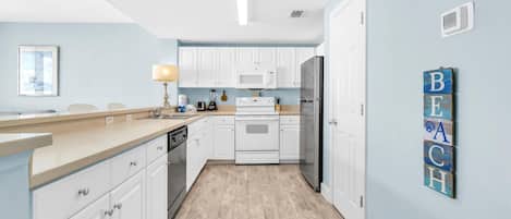 Condo, 1 Queen Bed with Sofa bed (Majestic Beach Towers 1-1314) | Private kitchen