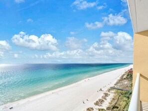 Apartment, 1 Queen-Bett und Schlafsofa (Majestic Beach Towers 1-1314) | Strand | Am Strand