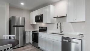 Coffee/tea maker, fridge, microwave, oven - Winter Rental MB Boardwalk, Dining & Fun Nearby + 100 Dollar Resort credit (Myrtle Beach)