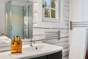 Douche, articles de toilette gratuits, sèche-cheveux
