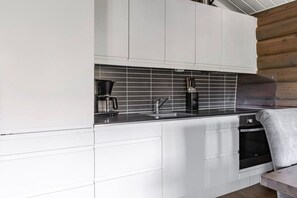 Wasserkocher mit Kaffee-/Teezubehör, Kühlschrank, Mikrowelle, Ofen