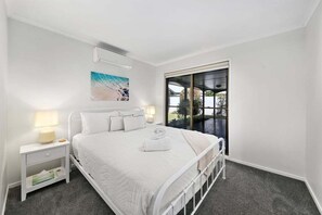 5 bedrooms, iron/ironing board, WiFi, bed sheets