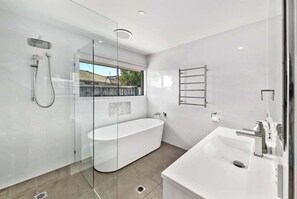 Hair dryer, towels, soap, shampoo - Mooloolaba Waterfront Living - Pool, BBQ (Sunshine Coast)