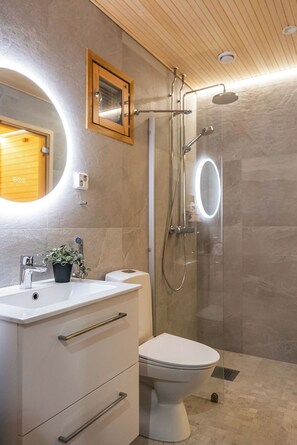 Hair dryer, towels, soap, toilet paper - Kivikatu Apartment (Rovaniemi)