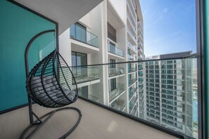 Property grounds - Chic 1BR Getaway | Sleeps 4 | Stunning Pool Views (Dubai)