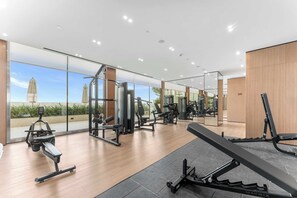 Fitness facility - Chic 1BR Getaway | Sleeps 4 | Stunning Pool Views (Dubai)