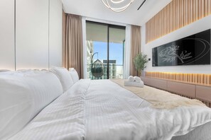Iron/ironing board, travel cot, WiFi, bed sheets - Chic 1BR Getaway | Sleeps 4 | Stunning Pool Views (Dubai)