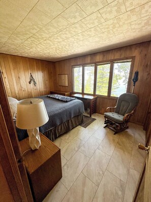 2 habitaciones, tabla de planchar con plancha y cuna de viaje 