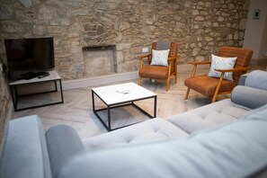 TV - Bay View, New Quay - Two Bedroom Cottage, Sleeps 4 (New Quay)