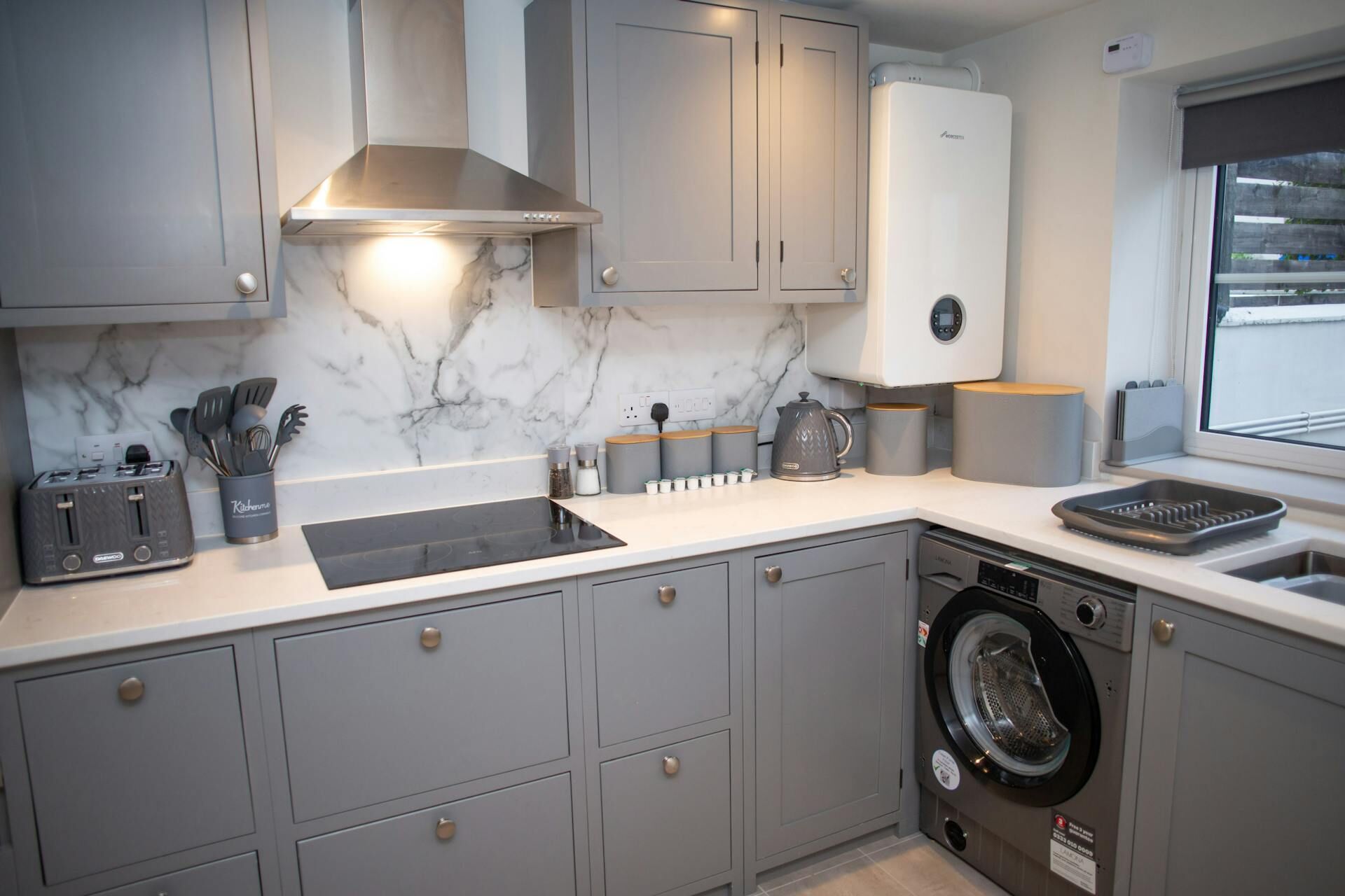 Jääkaappi, mikroaaltouuni, astianpesukone, leivänpaahdin