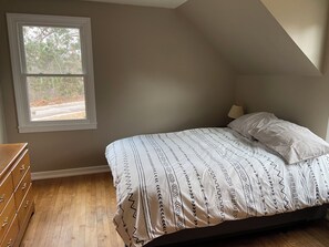 Room - Charming home in Deep River - great for families! (Deep River)