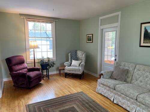 Charming home in Deep River - great for families!