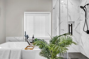Douche, sèche-cheveux, serviettes fournies, savon