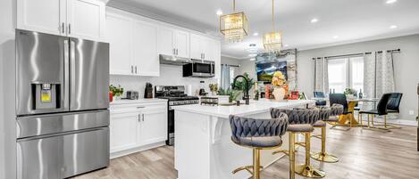 Refrigerador, microondas, horno y parrilla de estufa