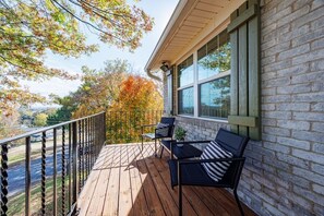 Terrace/patio - Haven Hill | NEWLY renovated, Charming & Cozy Home (Van Buren)