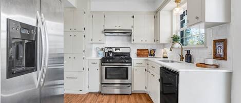 Fridge, microwave, stovetop, dishwasher