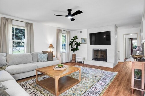Haven Hill | NEWLY renovated, Charming & Cozy Home