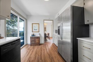 Réfrigérateur, micro-ondes, plaque de cuisson, lave-vaisselle