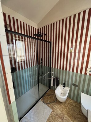 Shower, hair dryer, bidet, towels - Modern 2-Bed Loft near Marina & Centre (Stintino)