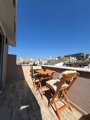 Deluxe-loftsværelse - byudsigt | Terrasse/gårdhave