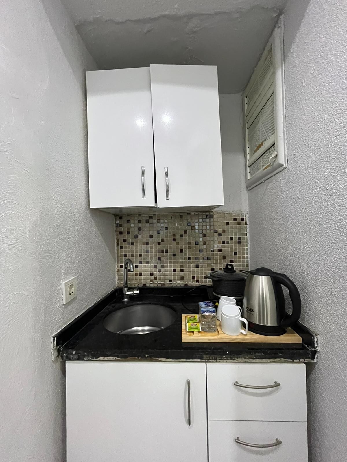 Standard Room | Private kitchen | Mini-fridge, stovetop, cookware/dishes/utensils