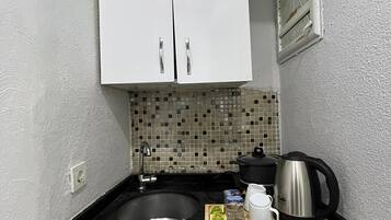 Standard Room | Private kitchen | Mini-fridge, stovetop, cookware/dishes/utensils