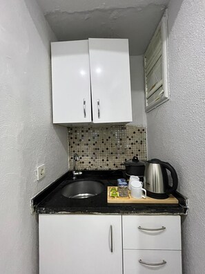 Standardværelse | Privat køkken | Minikøleskab, kogeplade, køkkentøj/tallerkener/redskaber