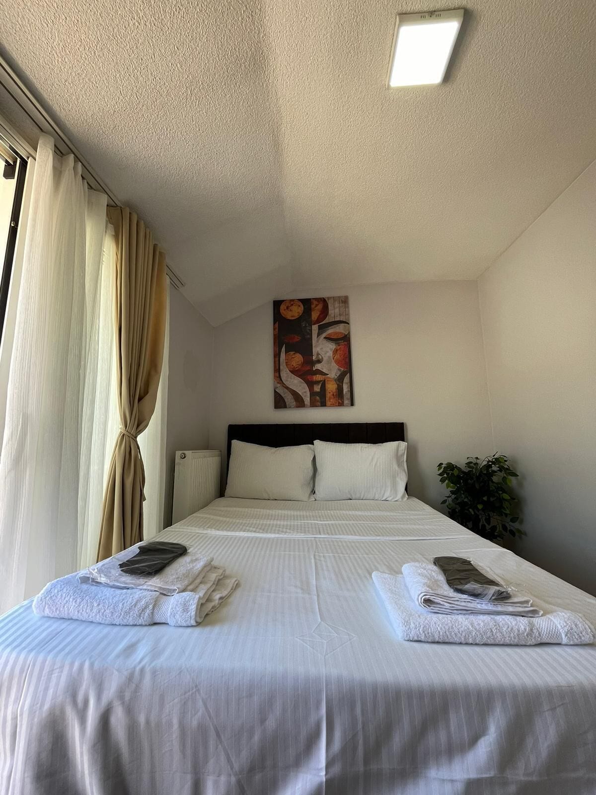 Deluxe-loftsværelse - byudsigt | Pengeskab på værelset, mørklægningsgardiner, lydisolering