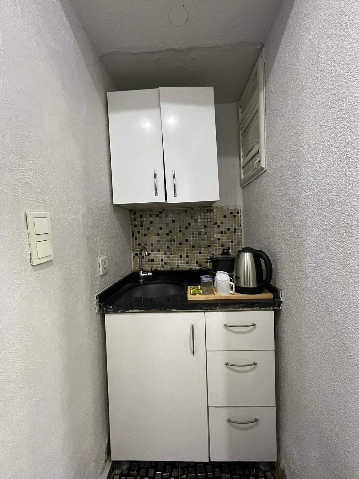 Standard Room | Private kitchen | Mini-fridge, stovetop, cookware/dishes/utensils