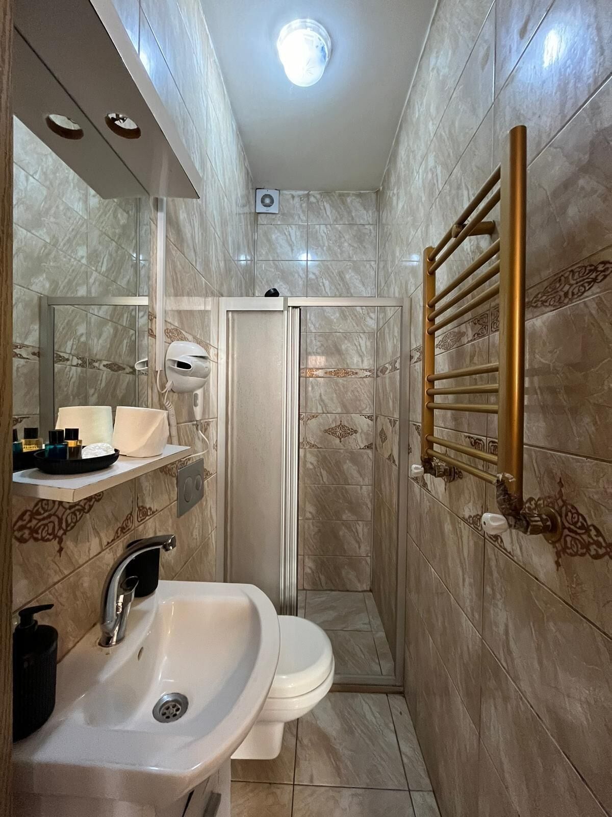 ห้องซูพีเรียสตูดิโอสวีท | ห้องน้ำ | ฝักบัว, ไดร์เป่าผม, รองเท้าสวมภายในห้อง, ผ้าเช็ดตัว