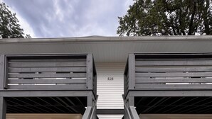 A building with a central staircase leading to a door marked '510'. - Quaint 2-bedroom apartment Historic downtown Florence (Florence)